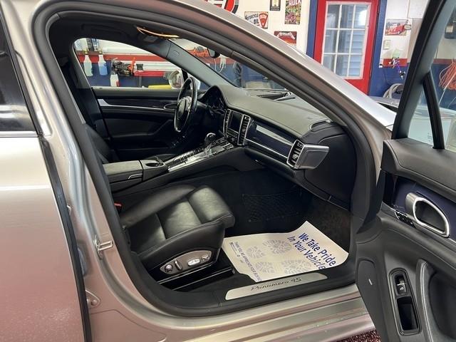 Porsche Panamera 4S 2011