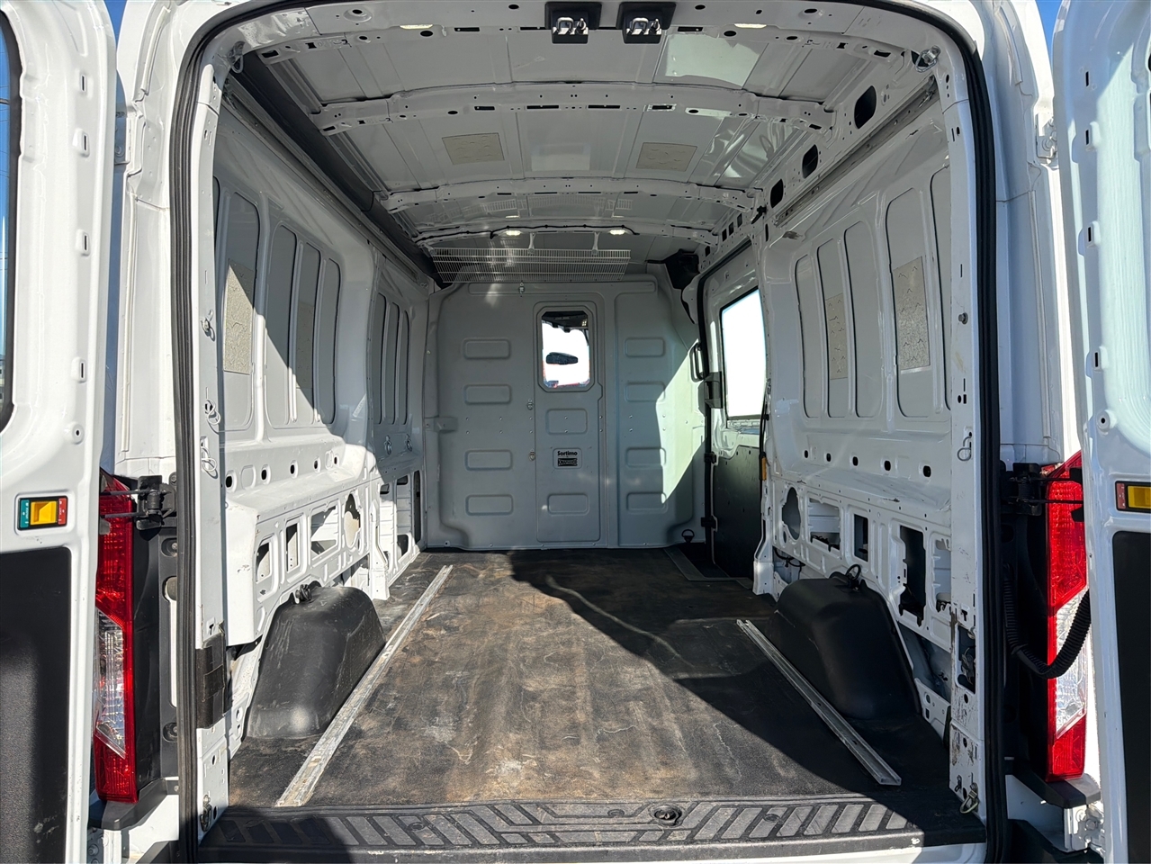 Ford Transit 250 Van Med. Roof w/Sliding Pass. 148-in. WB 2015