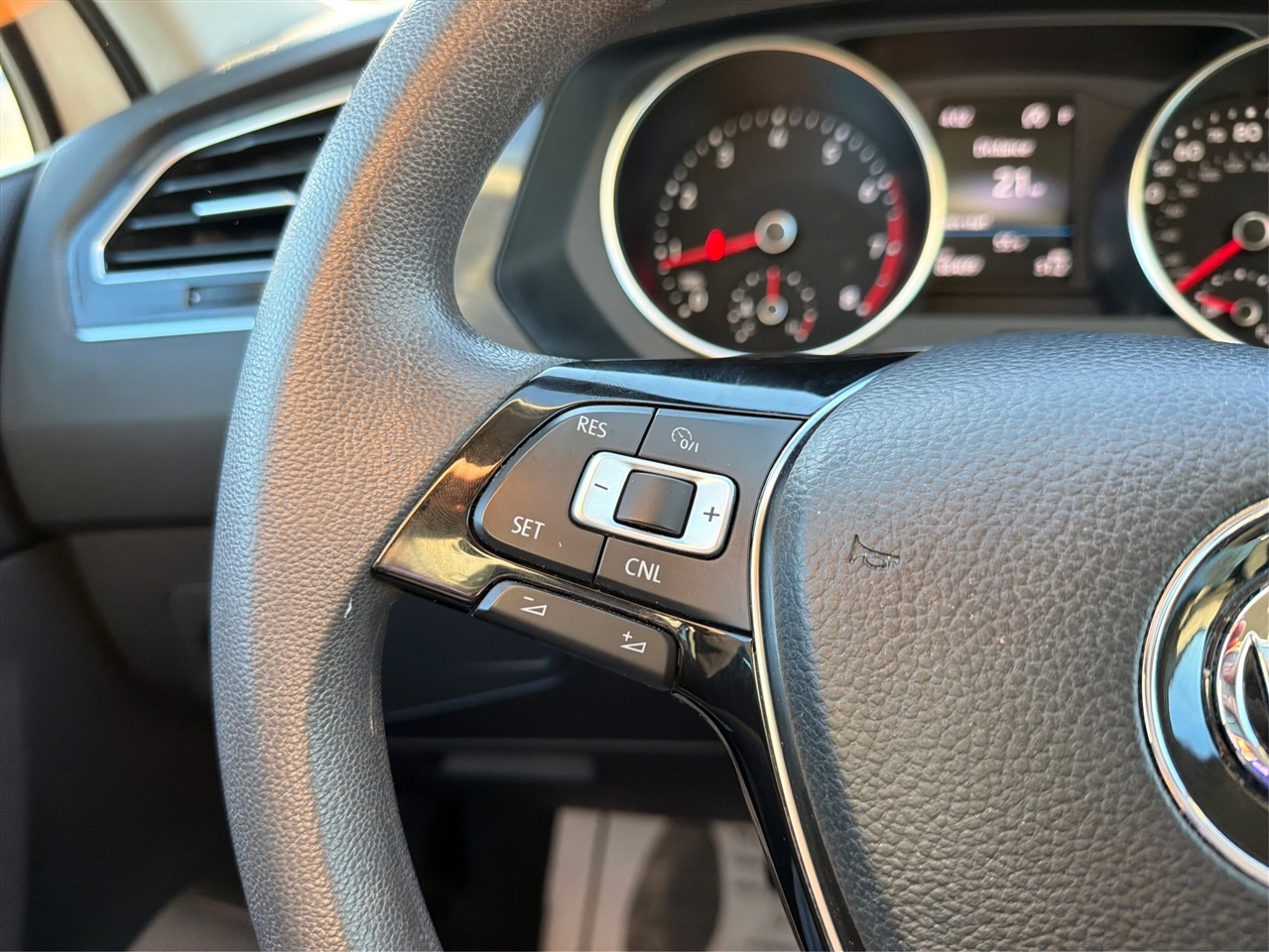 Volkswagen Tiguan S 2018