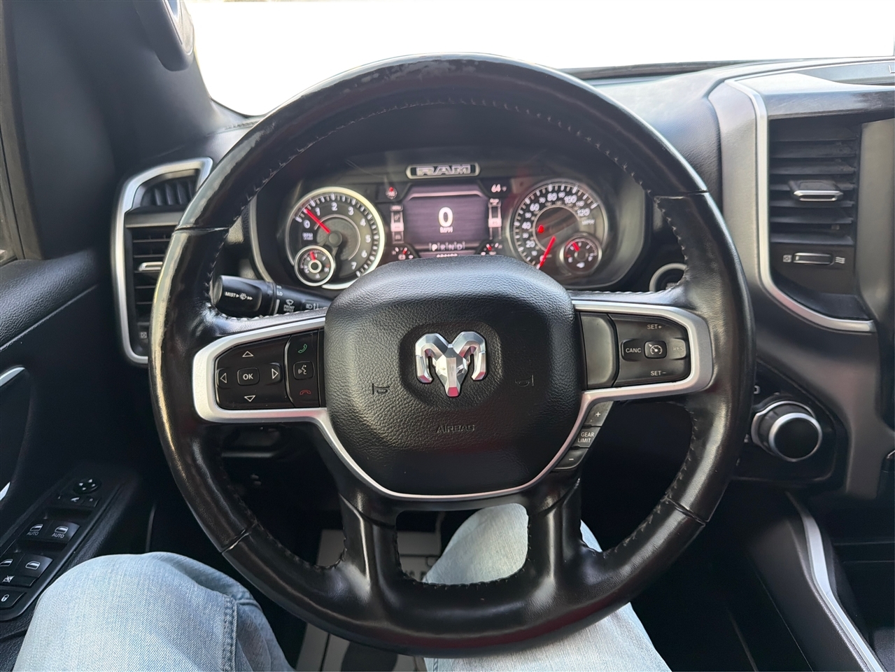 RAM 1500 Big Horn Crew Cab SWB 4WD 2020