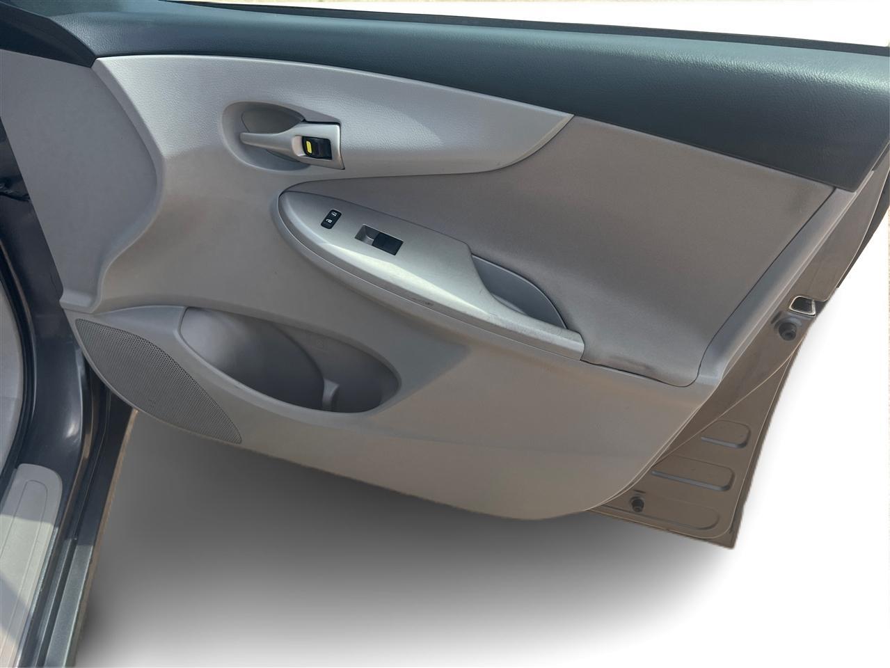 Toyota Corolla LE 4-Speed AT 2013