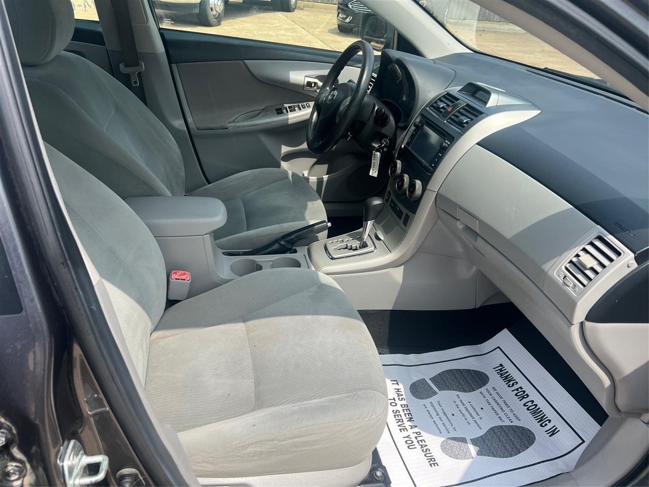 Toyota Corolla LE 4-Speed AT 2013