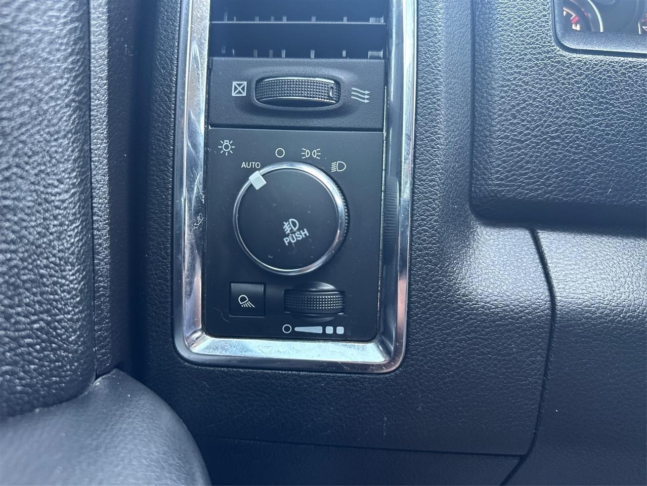 RAM 1500 Laramie Crew Cab SWB 4WD 2015