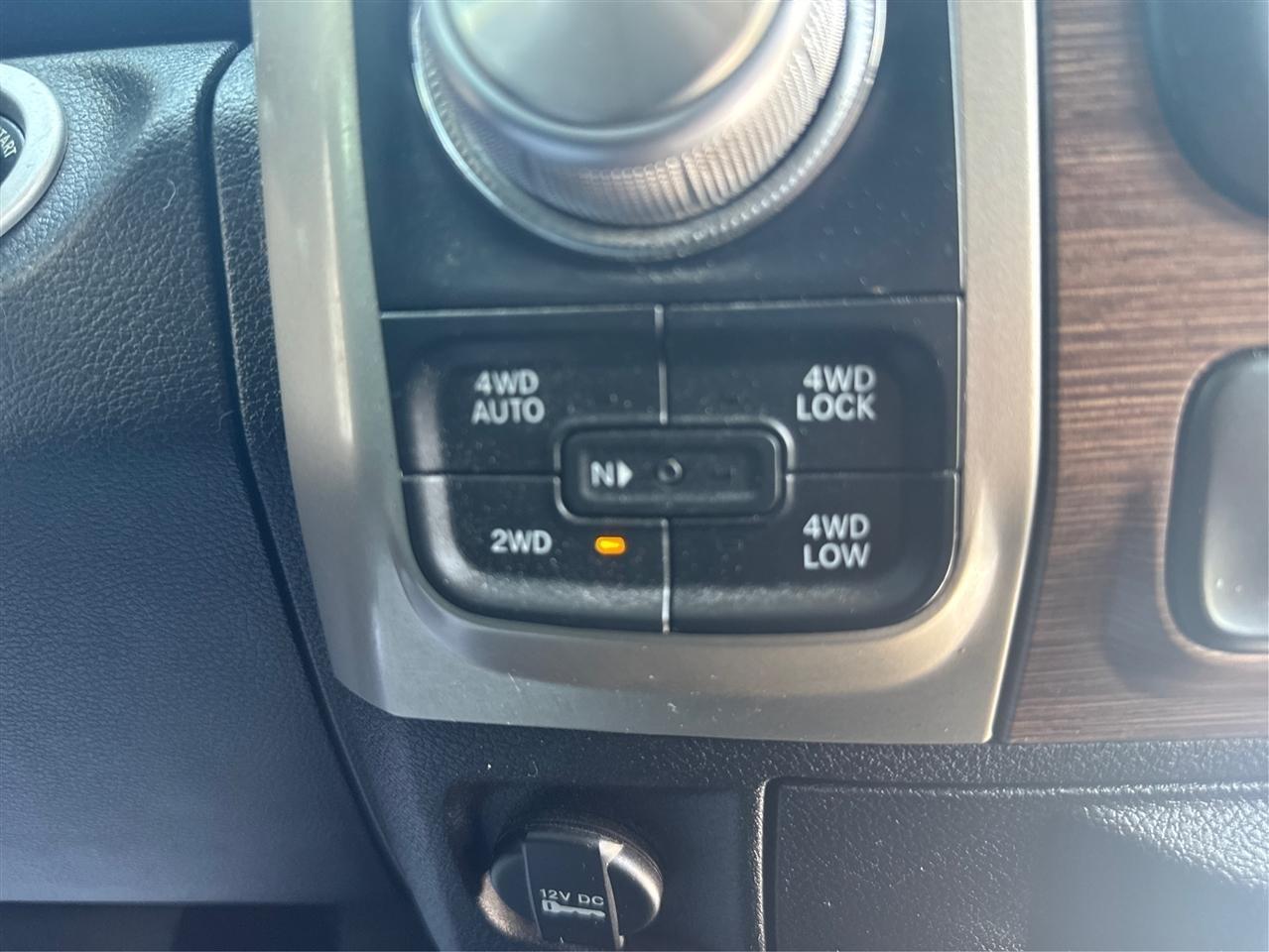 RAM 1500 Laramie Crew Cab SWB 4WD 2015