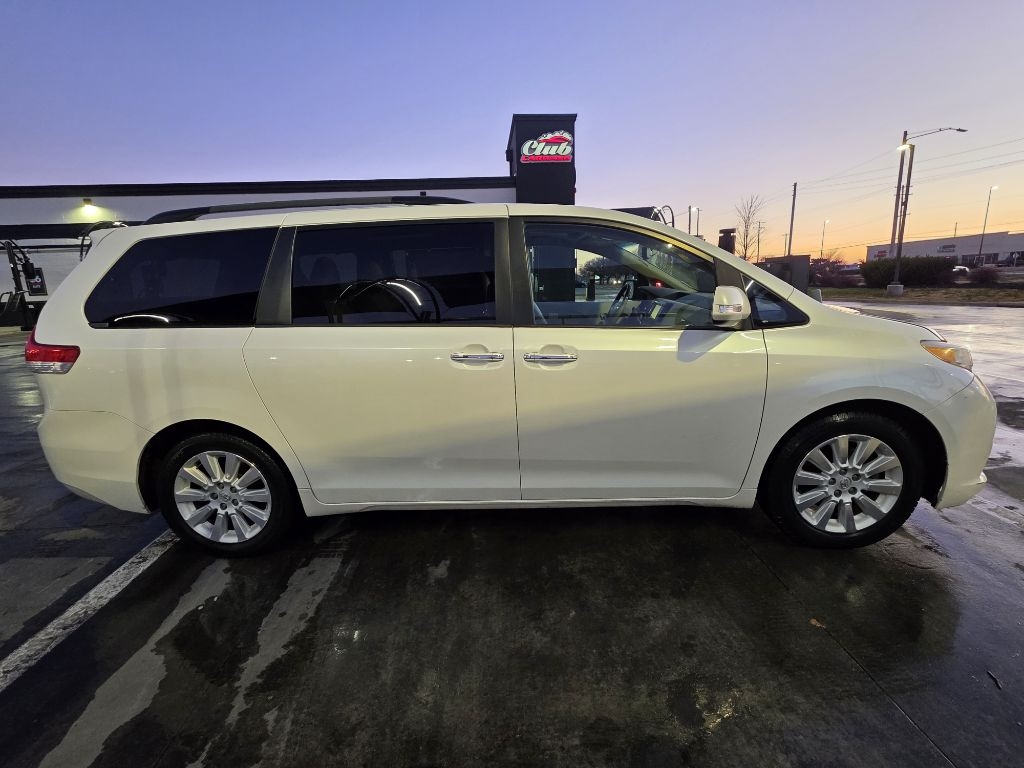 Toyota Sienna  2013