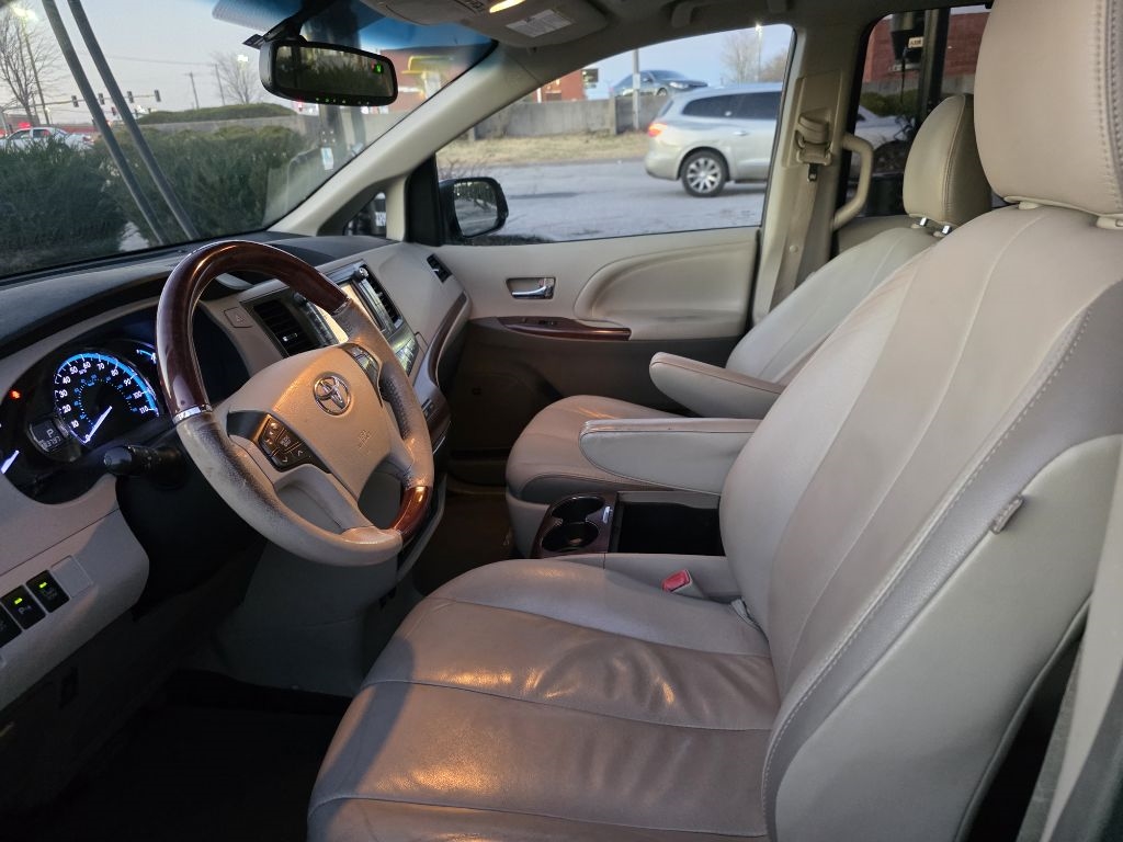 Toyota Sienna  2013