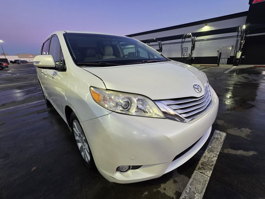 2013 Toyota Sienna Limited's photo