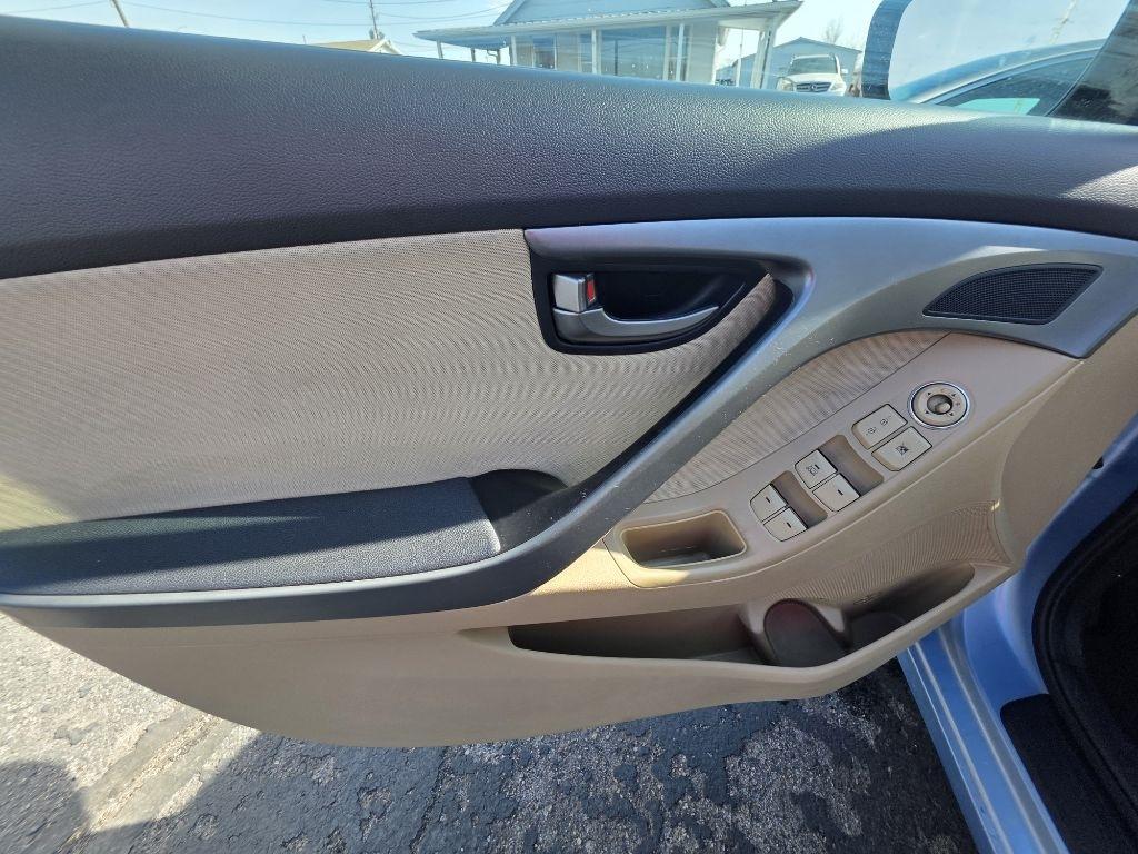 Hyundai Elantra  2013