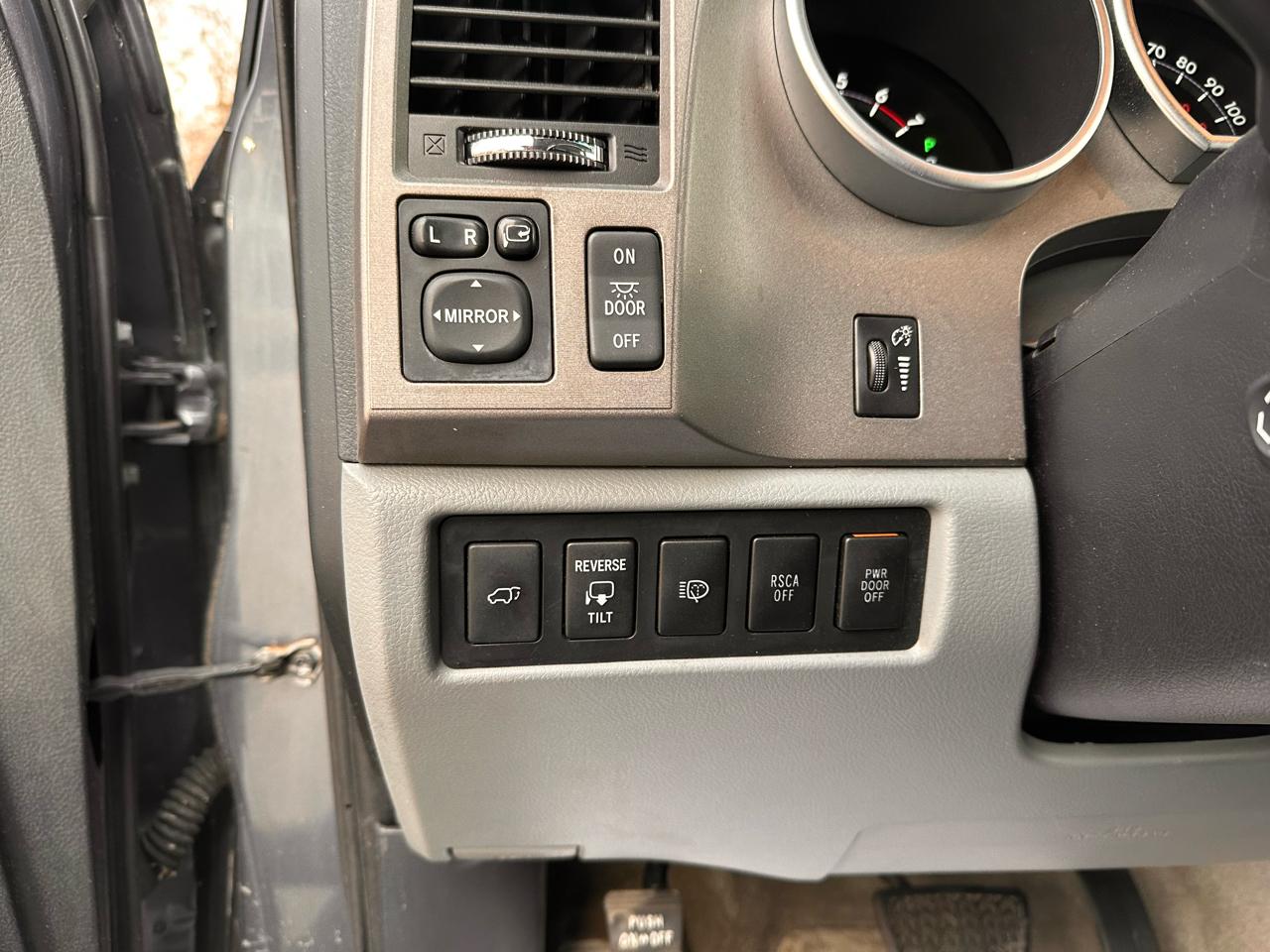 Toyota Sequoia Plantium 4WD 2010