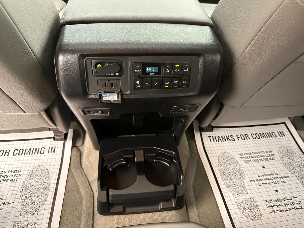 Toyota Sequoia Plantium 4WD 2010