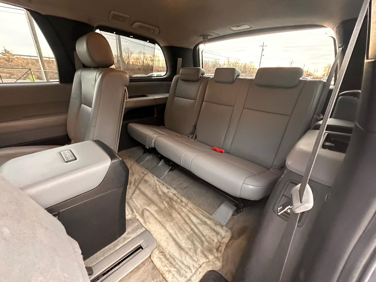 Toyota Sequoia Plantium 4WD 2010