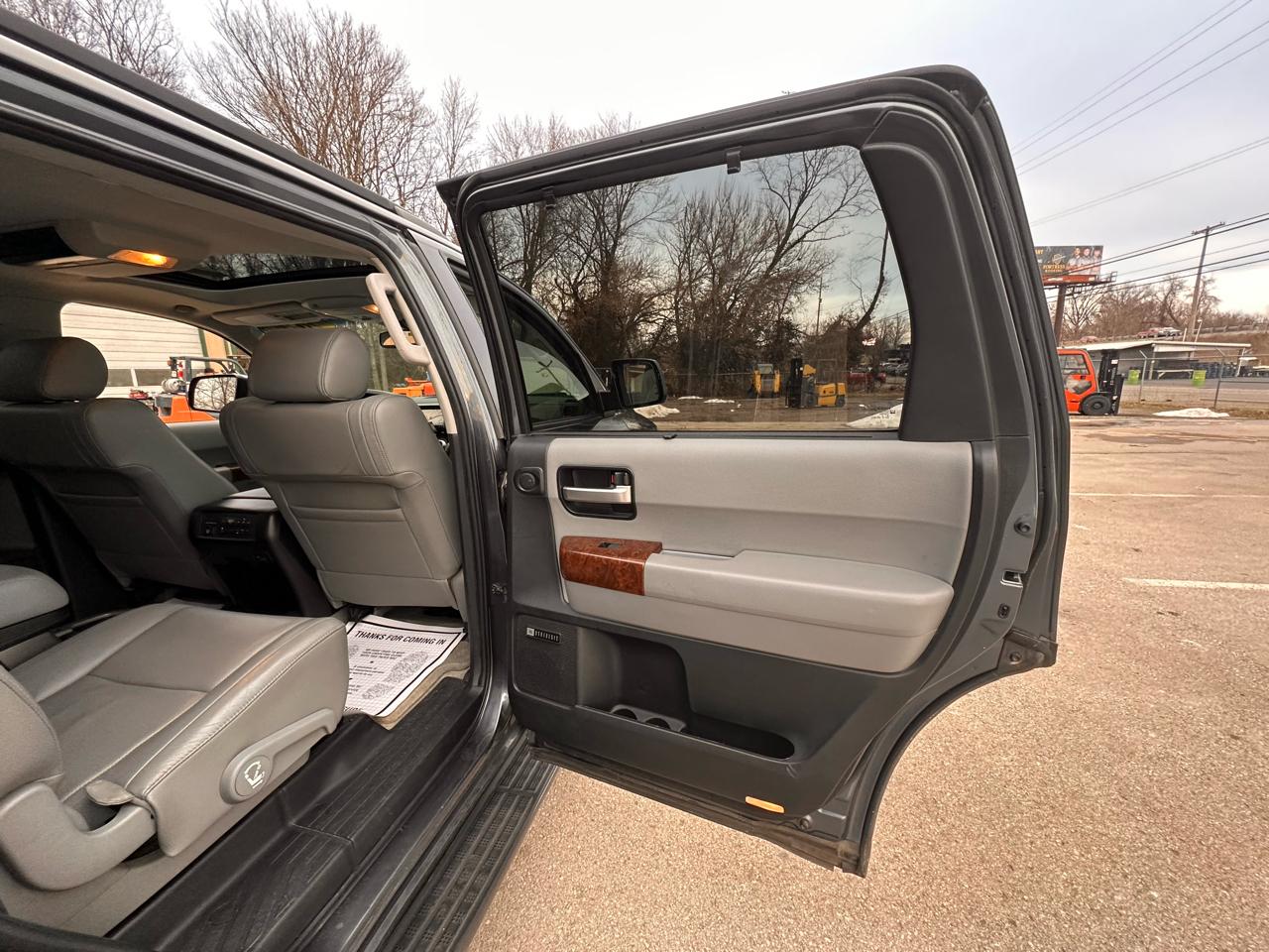 Toyota Sequoia Plantium 4WD 2010