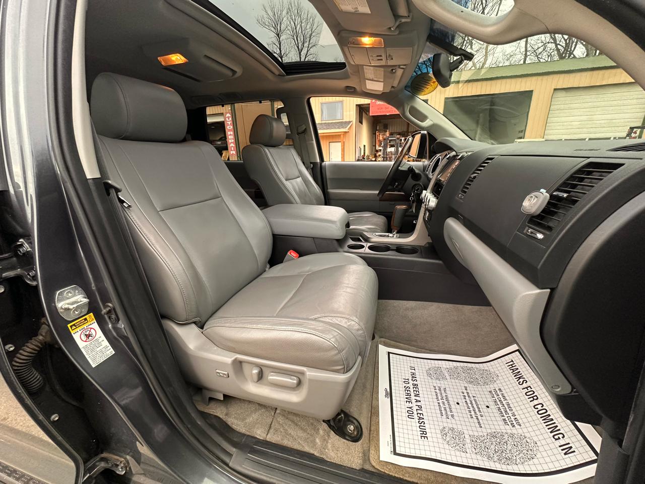 Toyota Sequoia Plantium 4WD 2010