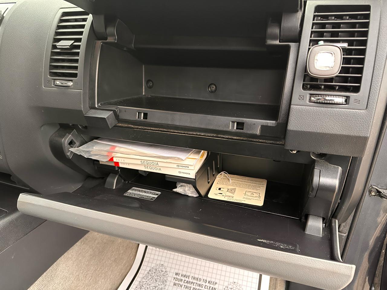 Toyota Sequoia Plantium 4WD 2010