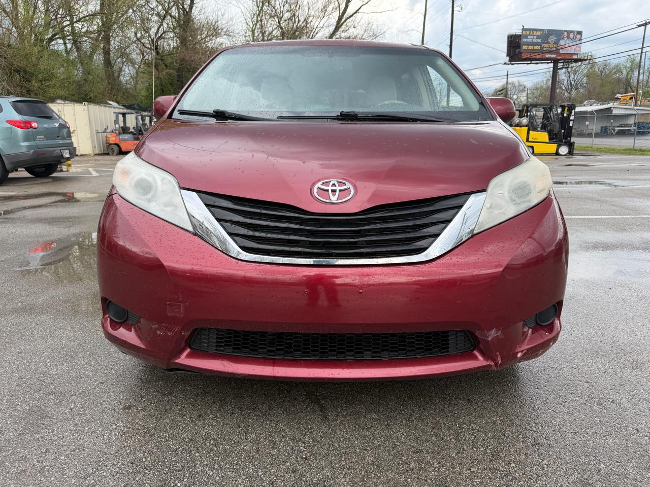 Toyota Sienna LE 8-Pass V6 2011