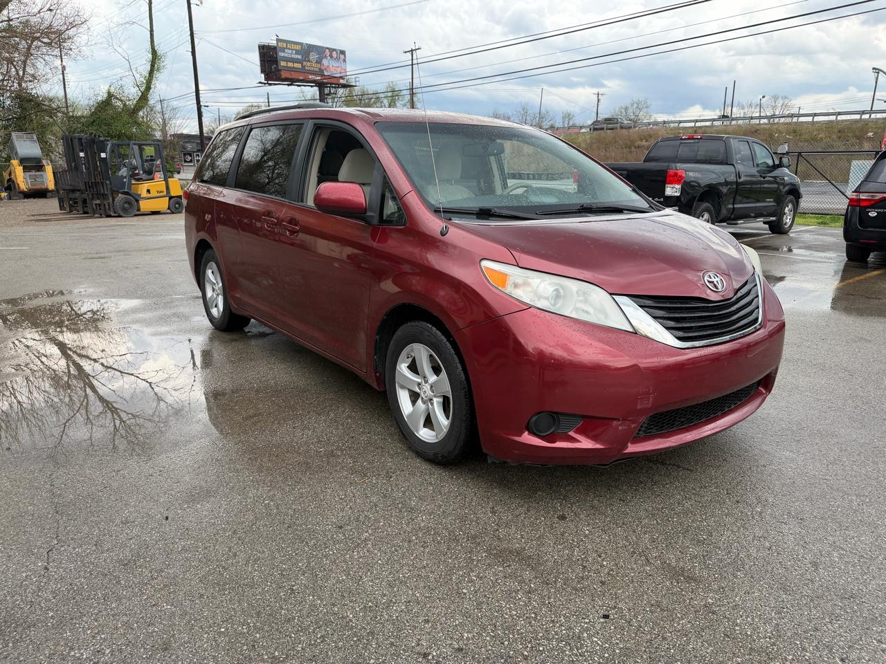 Toyota Sienna LE 8-Pass V6 2011