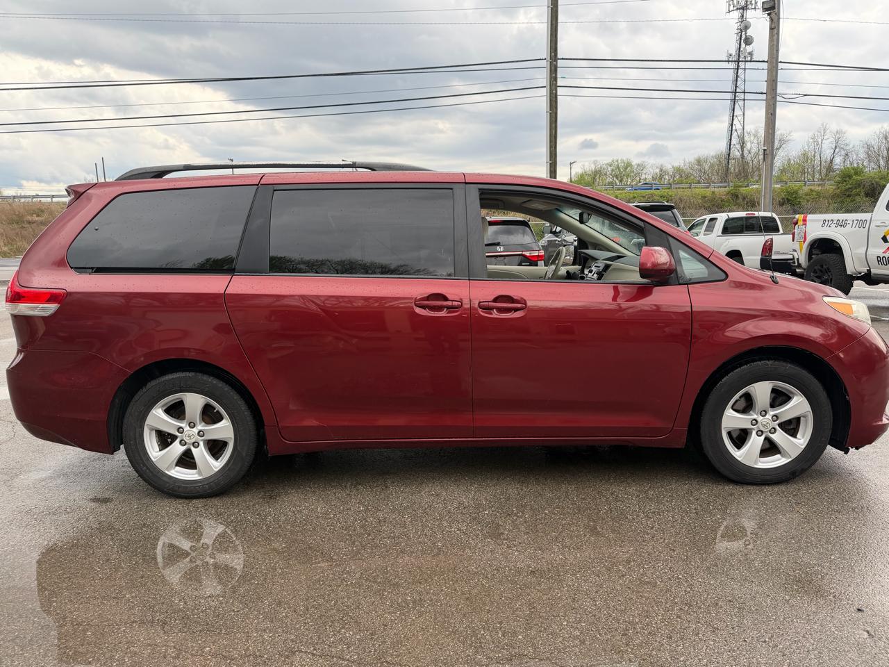 Toyota Sienna LE 8-Pass V6 2011