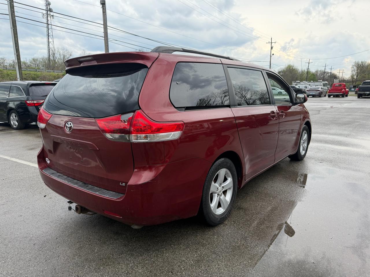 Toyota Sienna LE 8-Pass V6 2011