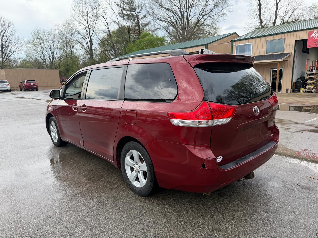 Toyota Sienna LE 8-Pass V6 2011