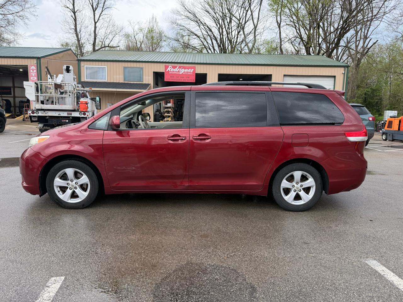 Toyota Sienna LE 8-Pass V6 2011