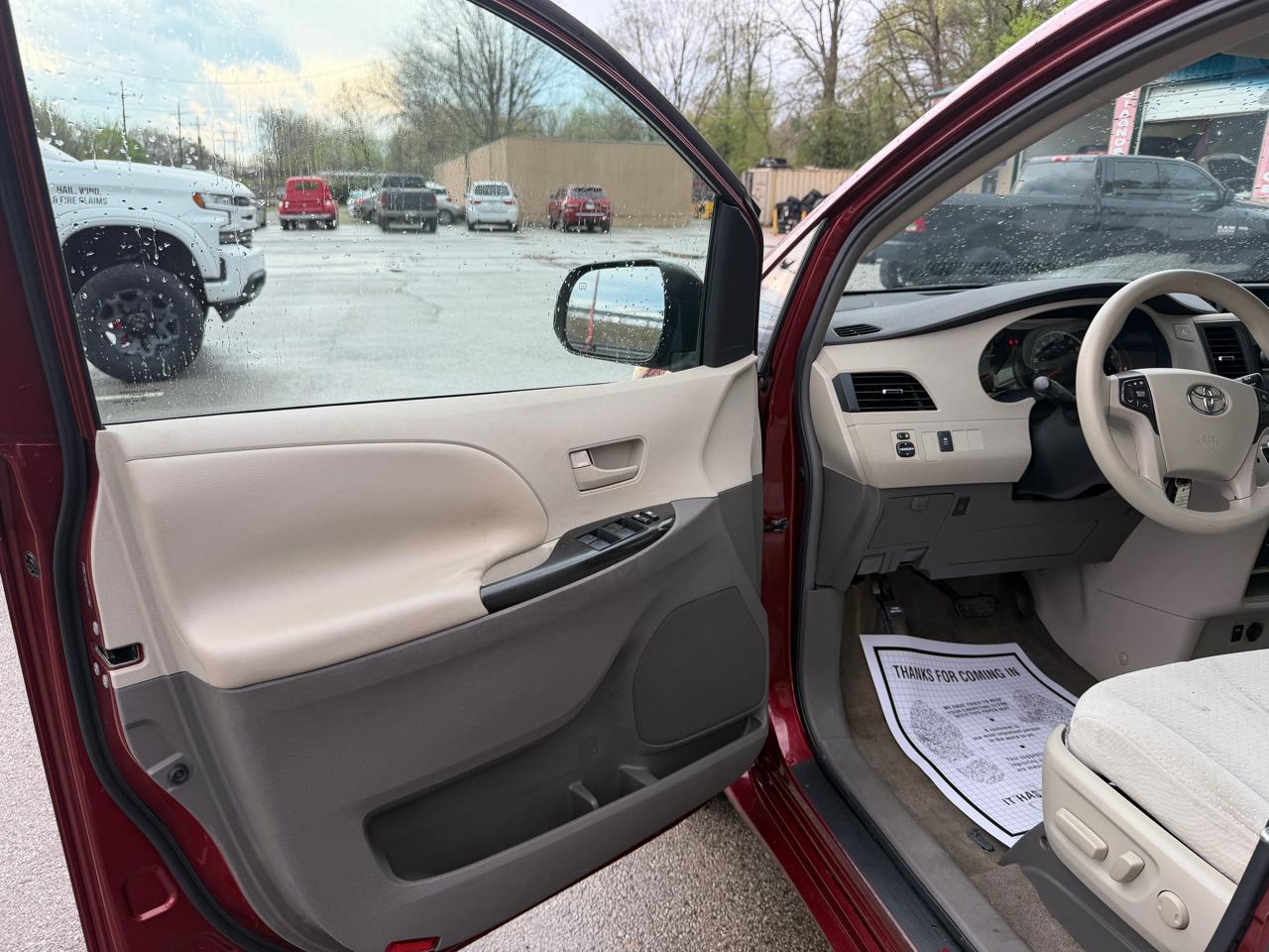 Toyota Sienna LE 8-Pass V6 2011