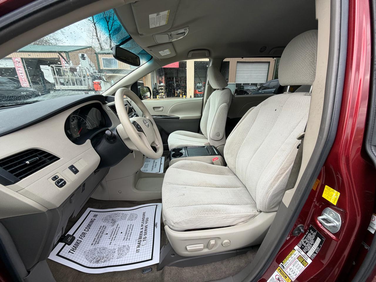 Toyota Sienna LE 8-Pass V6 2011