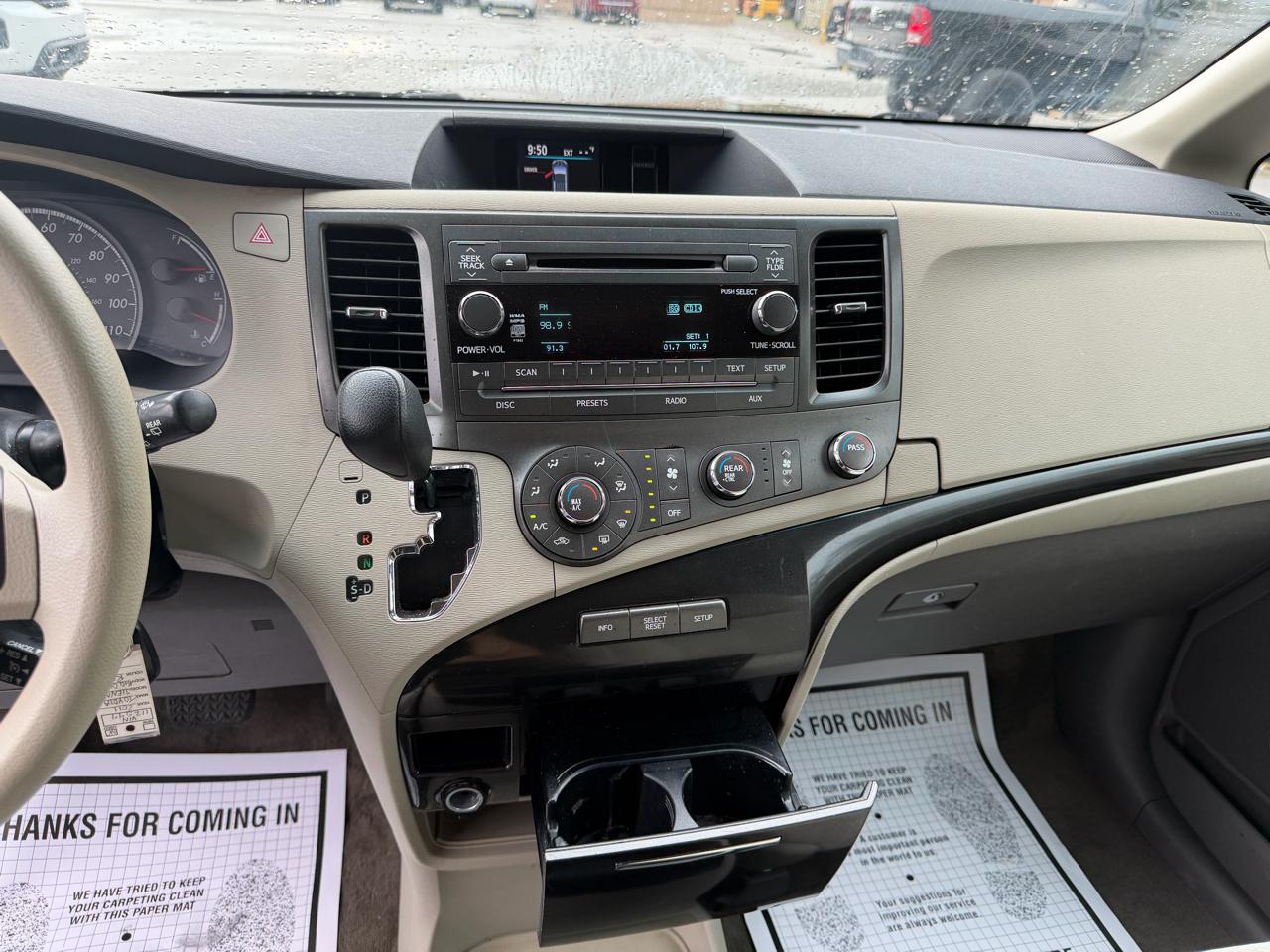 Toyota Sienna LE 8-Pass V6 2011