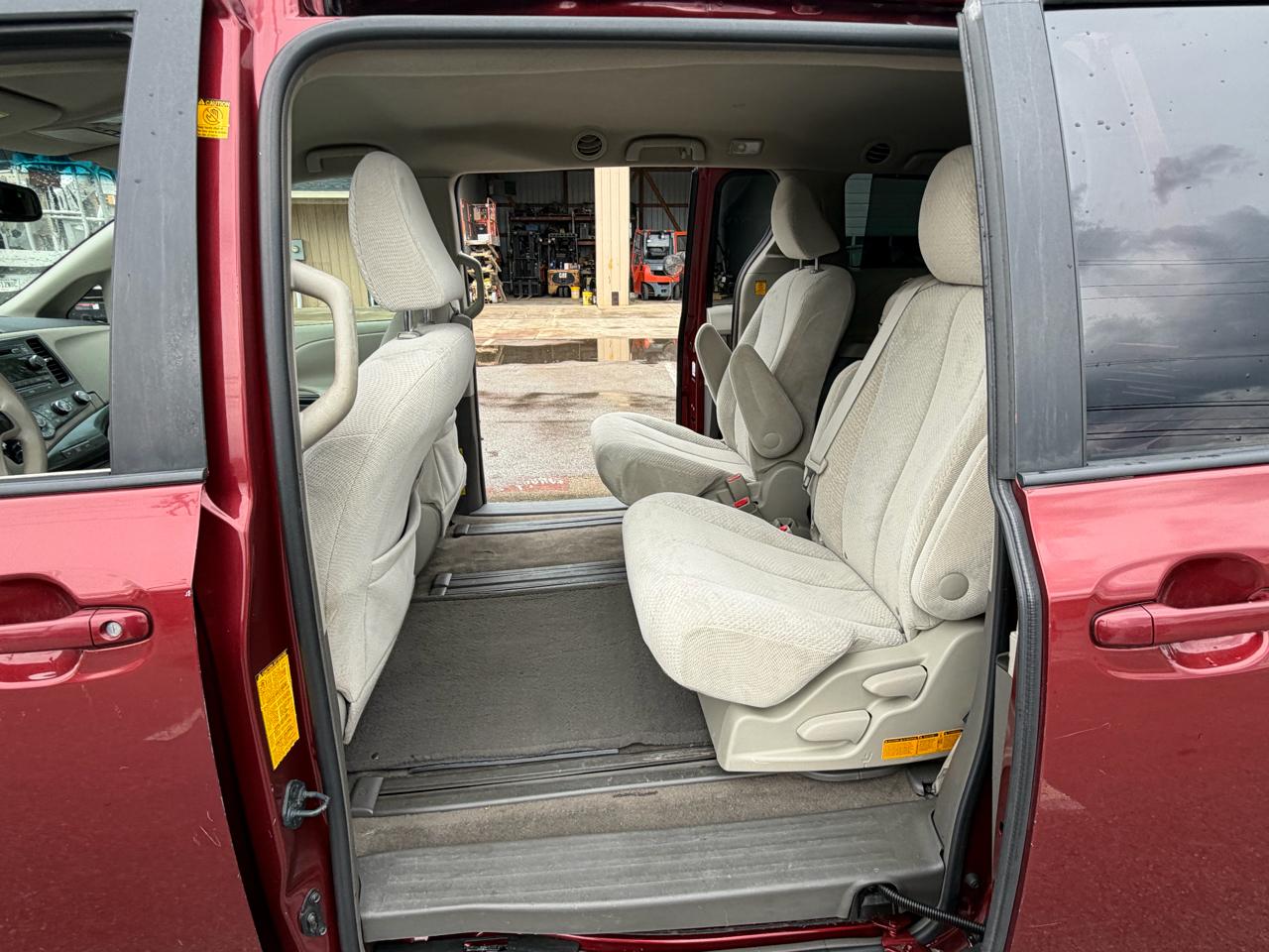 Toyota Sienna LE 8-Pass V6 2011