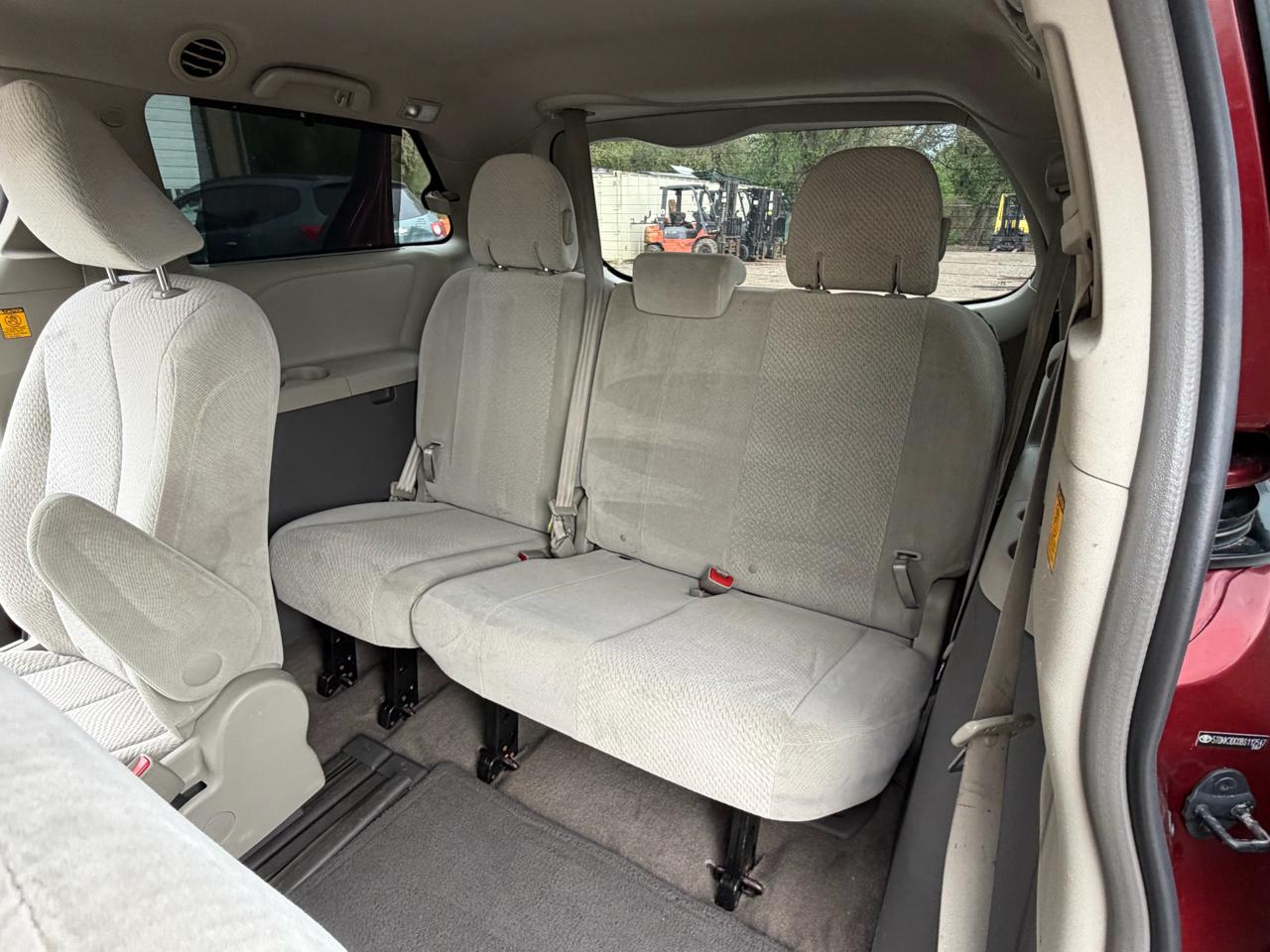 Toyota Sienna LE 8-Pass V6 2011