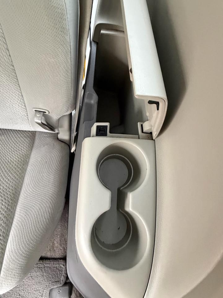 Toyota Sienna LE 8-Pass V6 2011