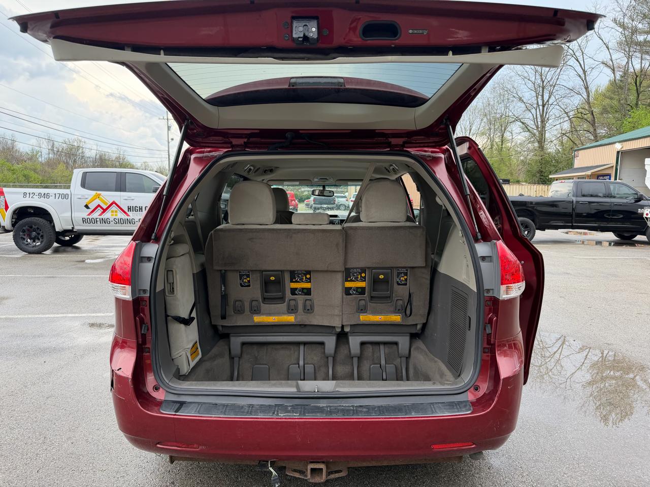 Toyota Sienna LE 8-Pass V6 2011