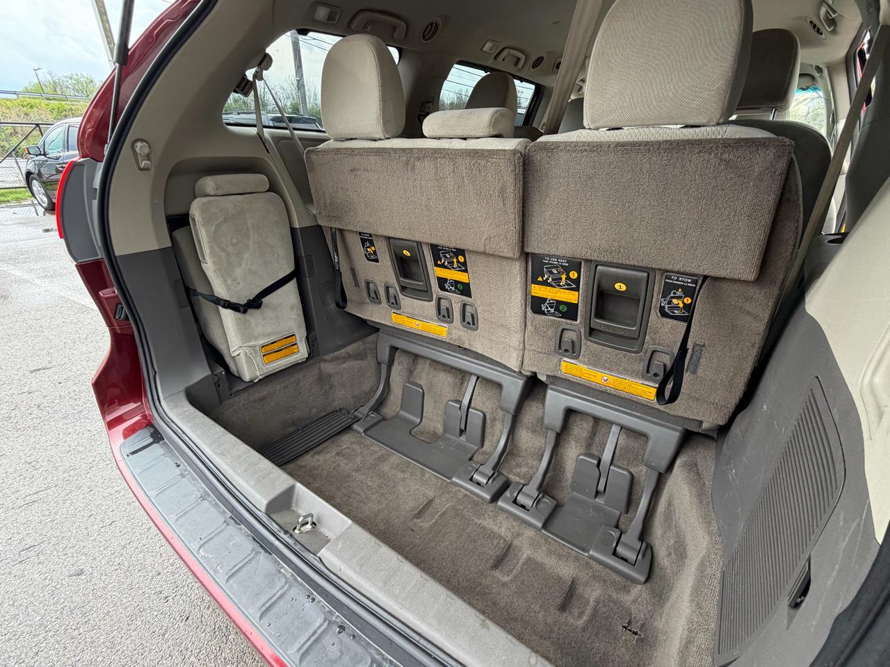 Toyota Sienna LE 8-Pass V6 2011