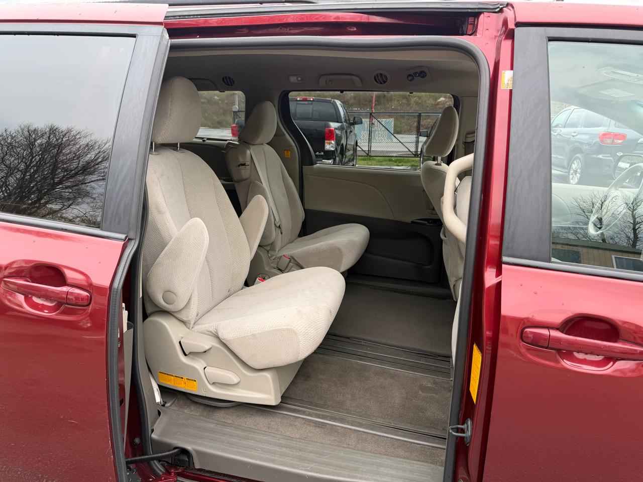 Toyota Sienna LE 8-Pass V6 2011