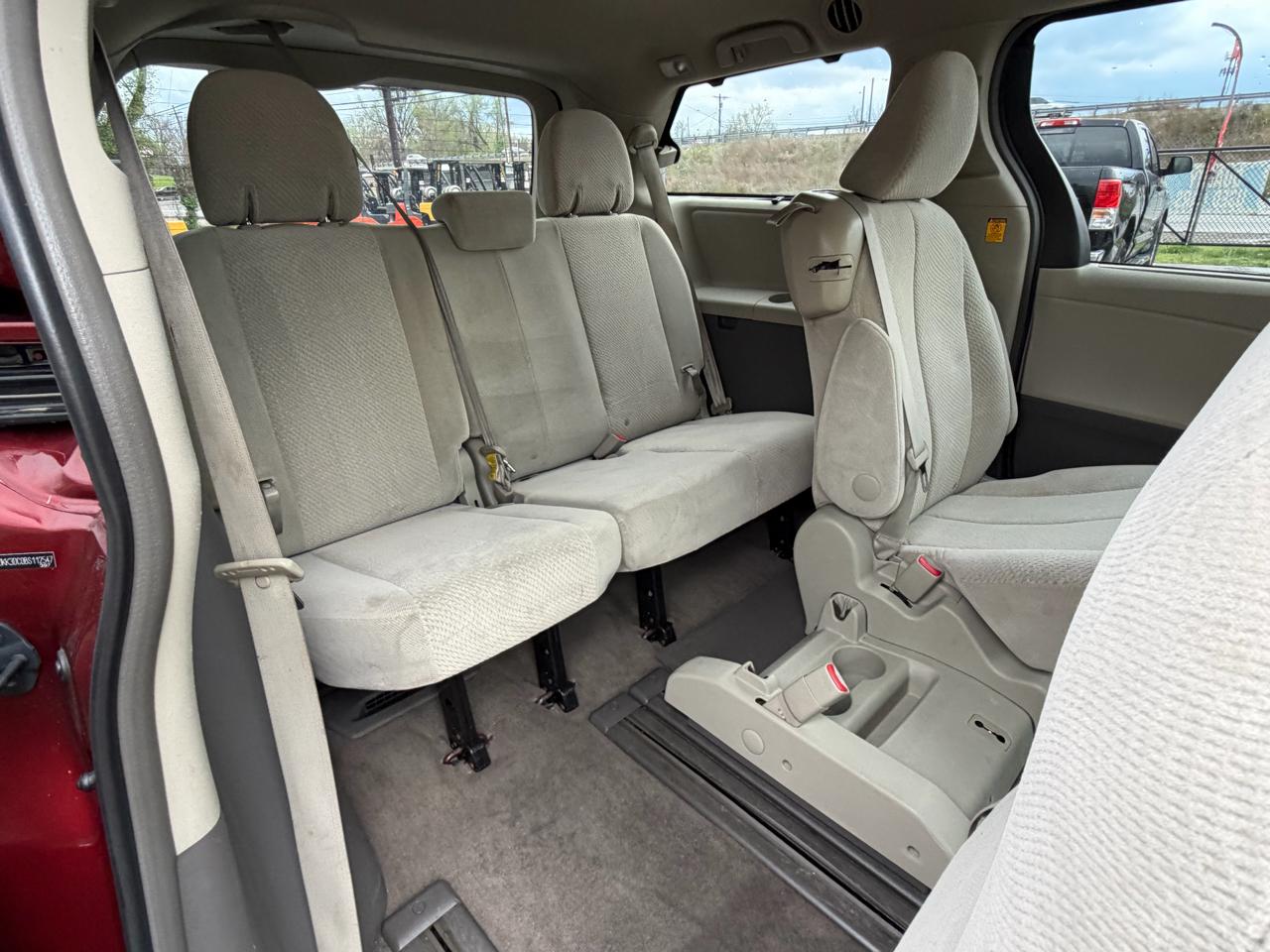 Toyota Sienna LE 8-Pass V6 2011