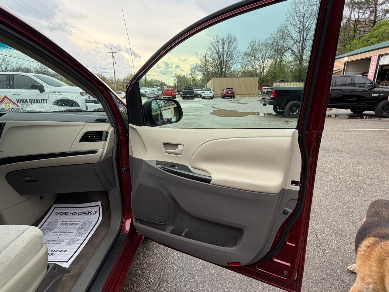 Toyota Sienna LE 8-Pass V6 2011