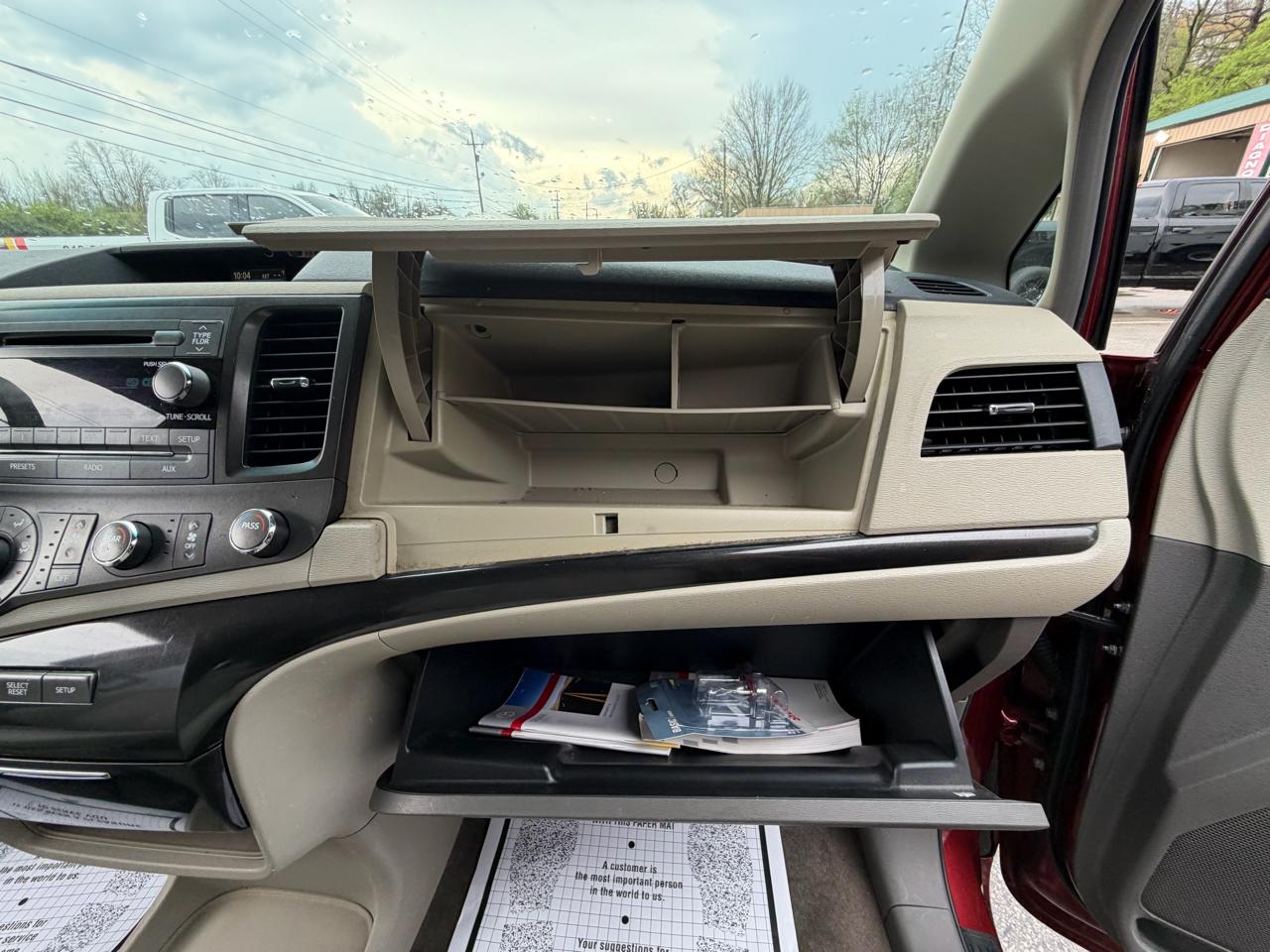 Toyota Sienna LE 8-Pass V6 2011