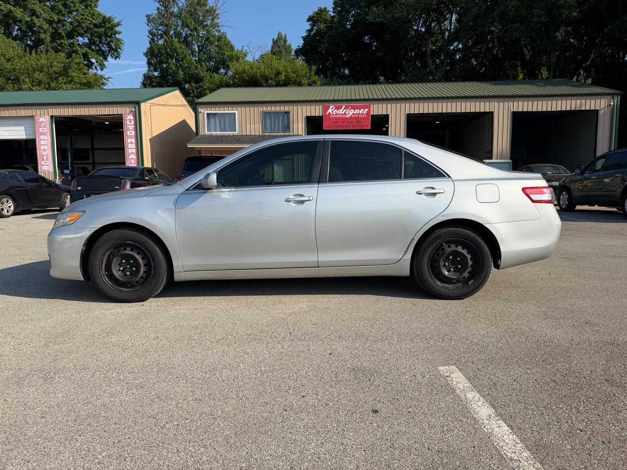 2011 Toyota Camry LE - Photo 8