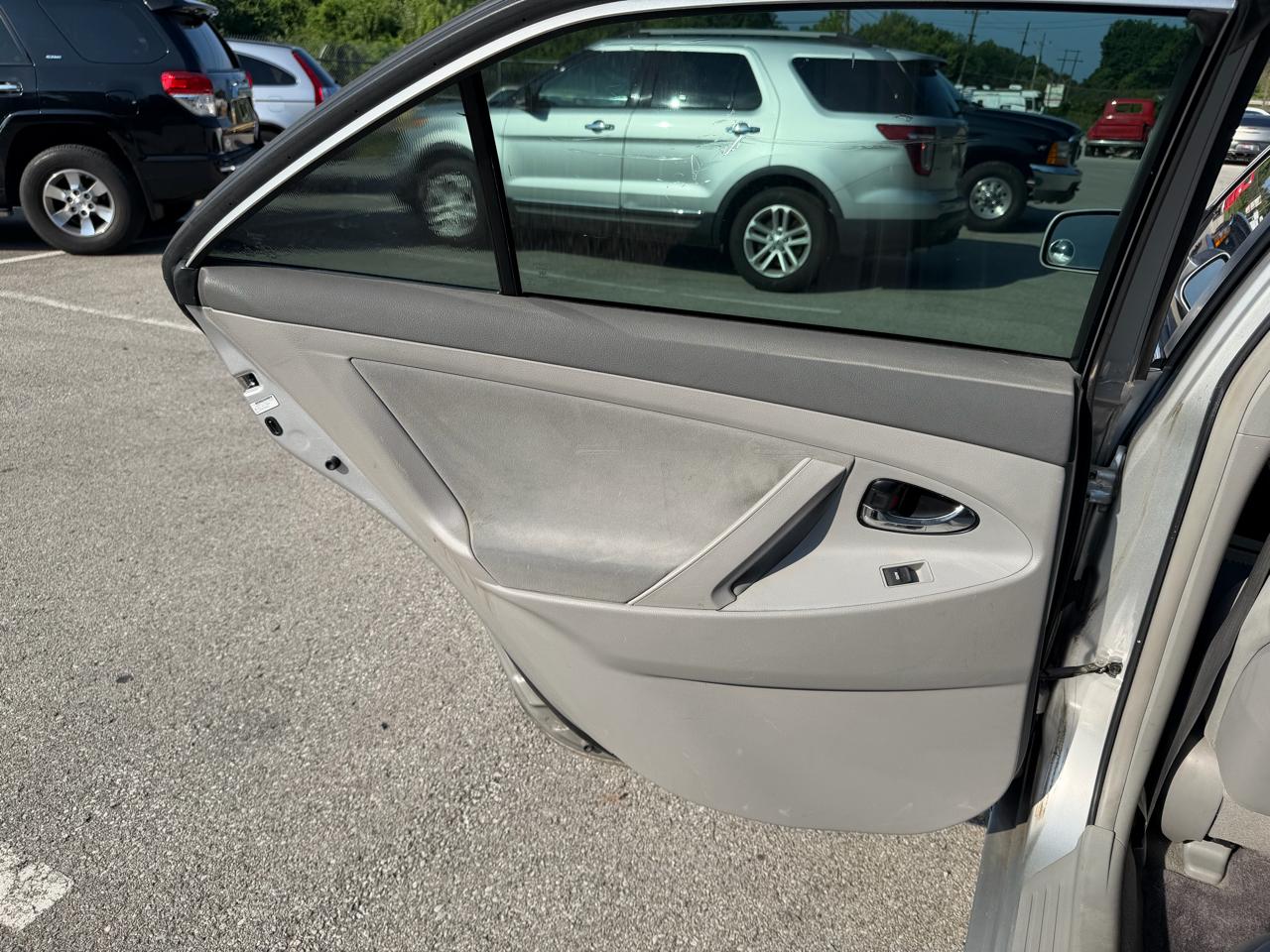 2011 Toyota Camry LE - Photo 15