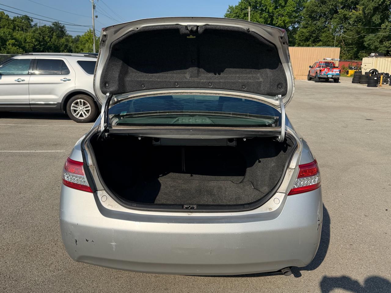 2011 Toyota Camry LE - Photo 19