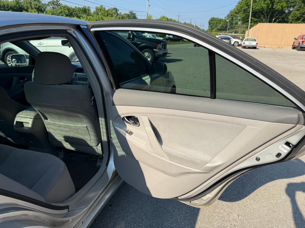 2011 Toyota Camry LE - Photo 20