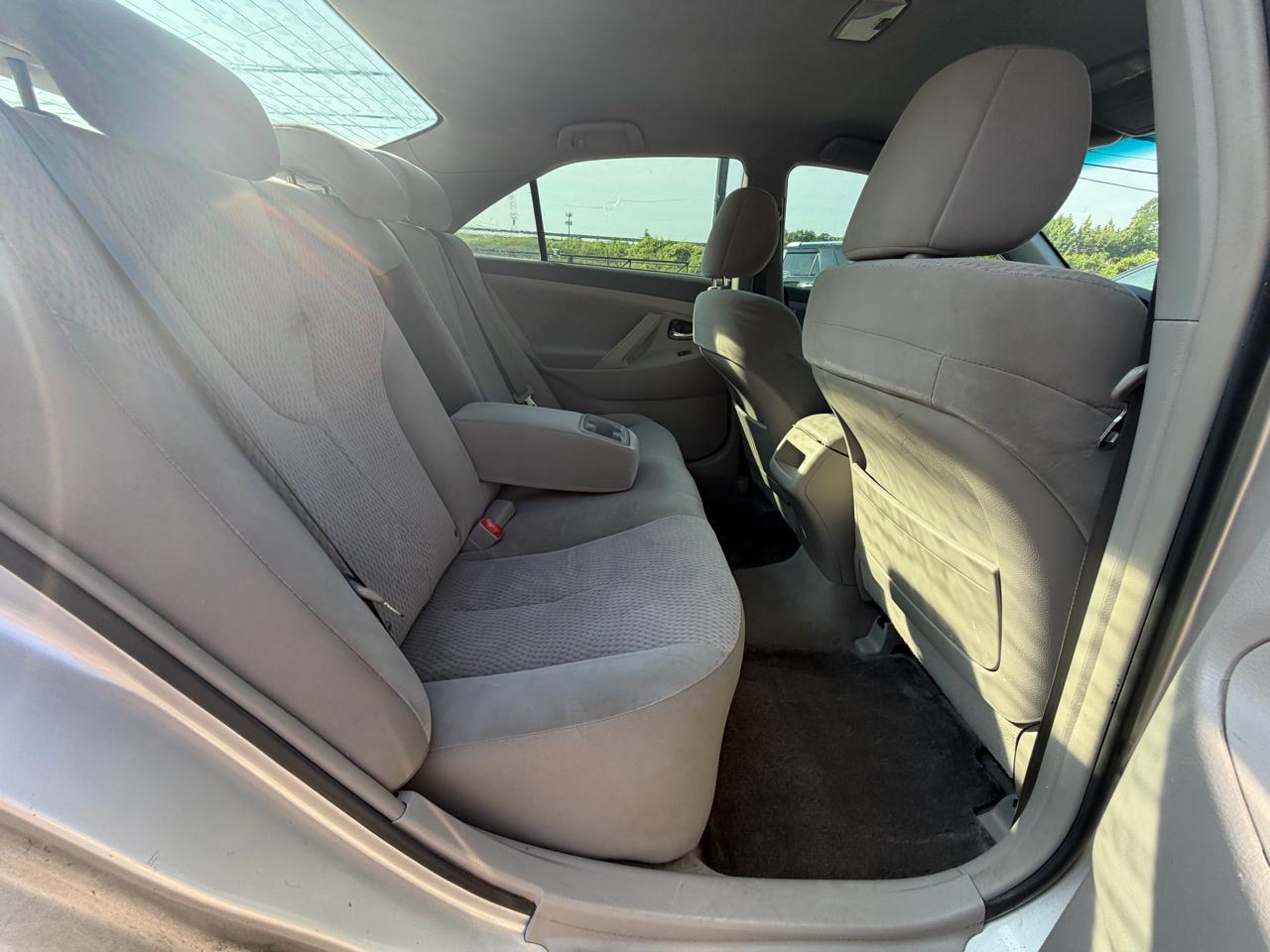 2011 Toyota Camry LE - Photo 21