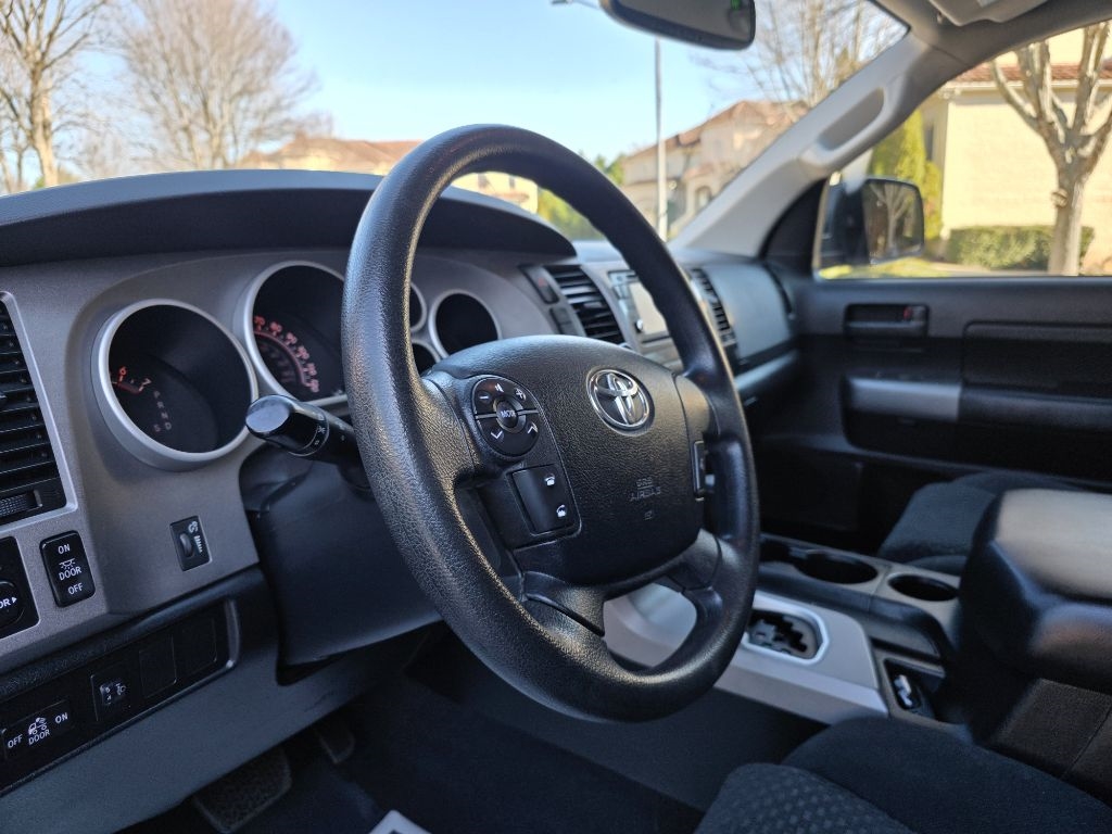 Toyota Tundra Tundra-Grade CrewMax 5.7L 2WD 2013