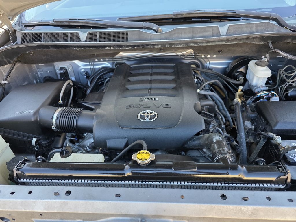 Toyota Tundra Tundra-Grade CrewMax 5.7L 2WD 2013