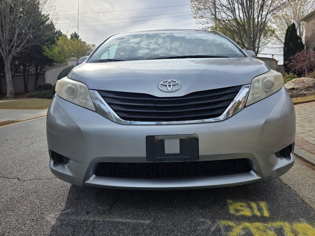 Toyota Sienna LE 8-Pass V6 2011