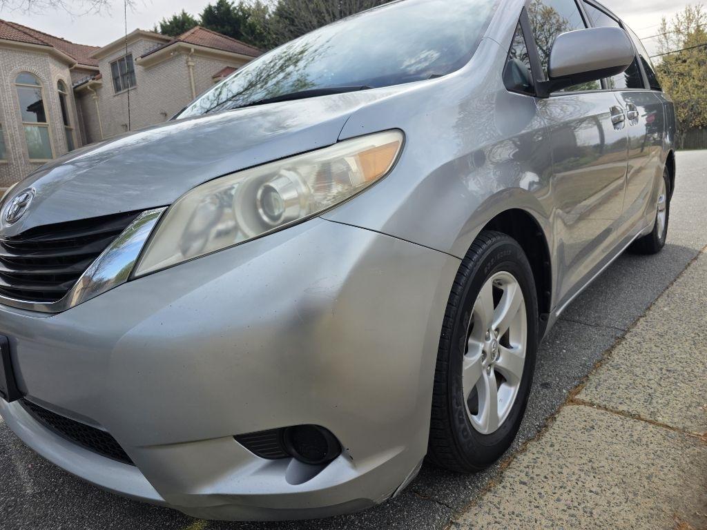 Toyota Sienna LE 8-Pass V6 2011