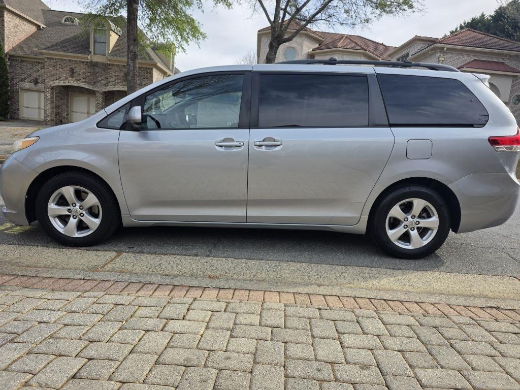 Toyota Sienna LE 8-Pass V6 2011
