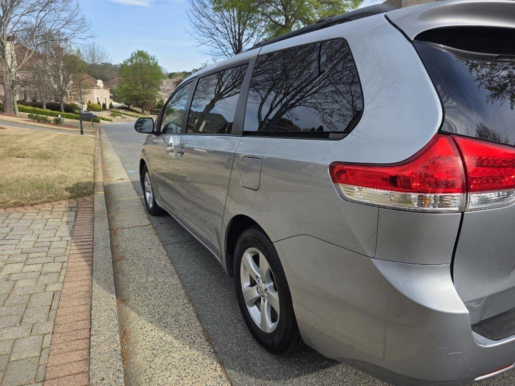 Toyota Sienna LE 8-Pass V6 2011