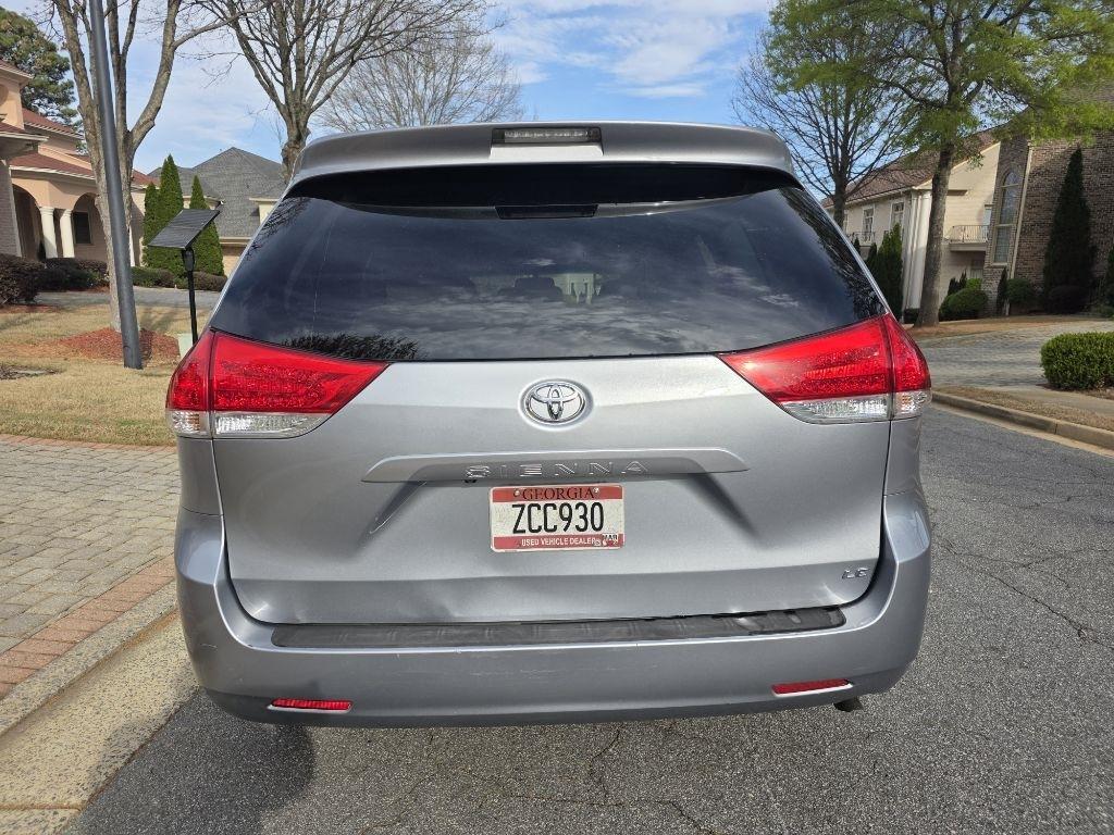 Toyota Sienna LE 8-Pass V6 2011