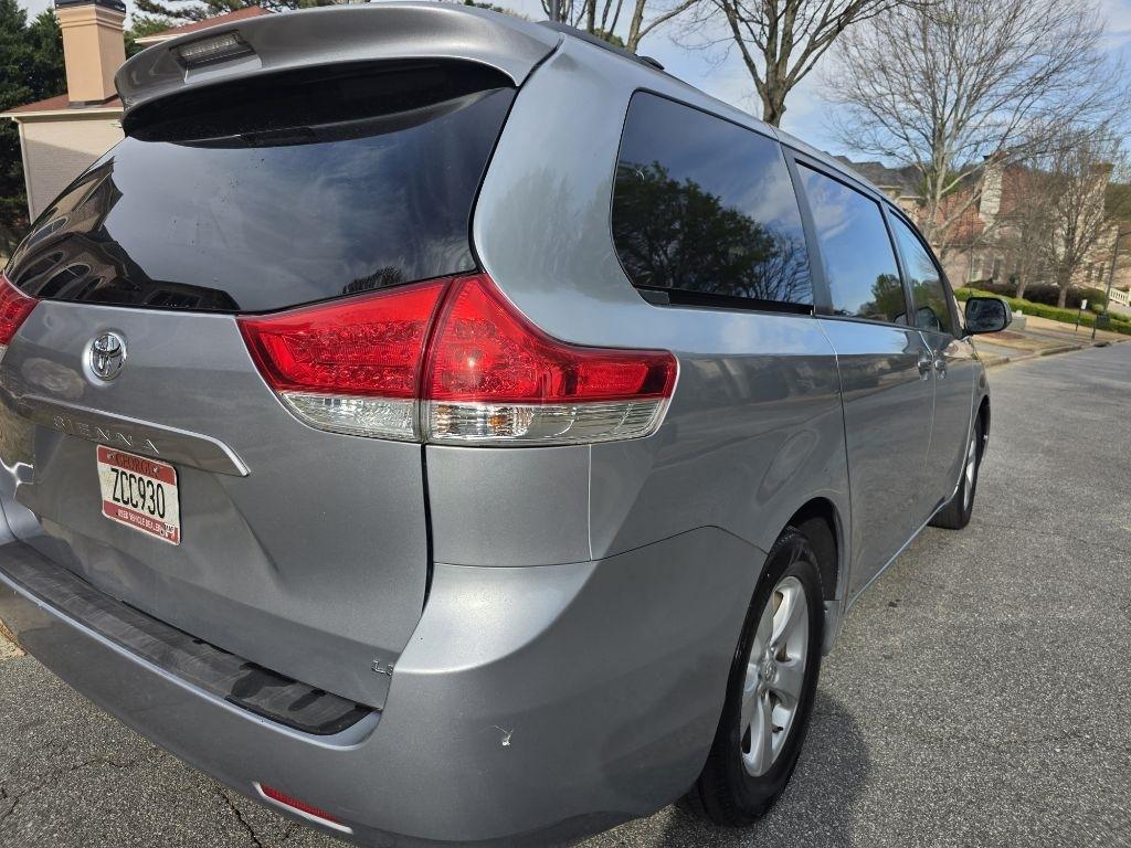 Toyota Sienna LE 8-Pass V6 2011