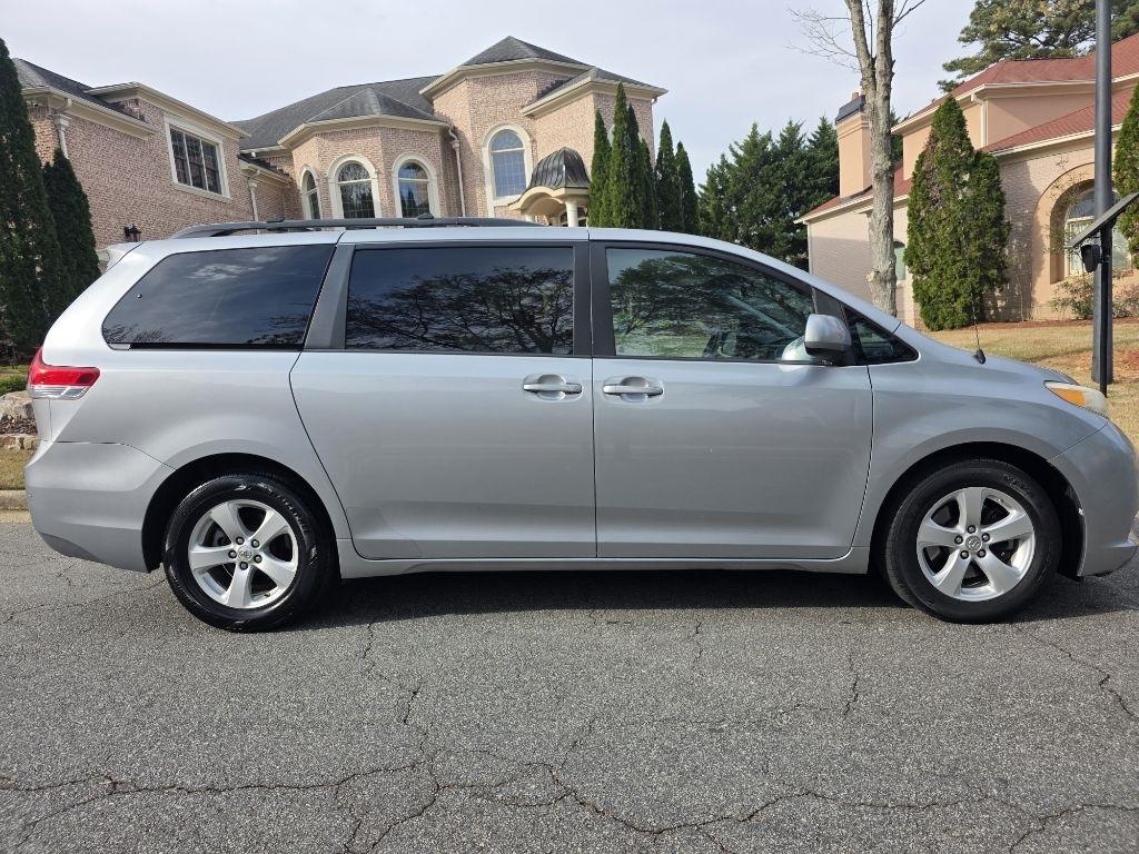 Toyota Sienna LE 8-Pass V6 2011